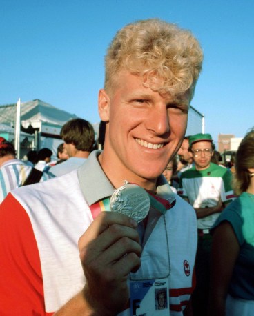 Curt Harnett du Canada célèbre après avoir remporté une médaille d'argent en cyclisme sur piste aux Jeux olympiques de Los Angeles de 1984. (Photo PC/AOC)
