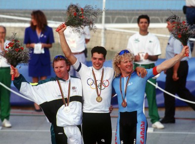 Curt Harnett (droite) du Canada célèbre après avoir remporté une médaille de bronze en cyclisme sur piste aux Jeux olympiques de Barcelone de 1992. (PC Photo/AOC)
