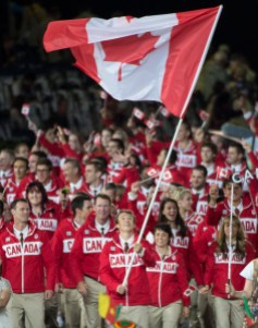 OLY COC London 2012 Le triathlète Simon Whitfield porte le drapeau pour Équipe Canada à leur entrée au stade pour la cérémonie d'ouverture des Jeux olympiques de Londres 2012 le 27 juillet 2012.