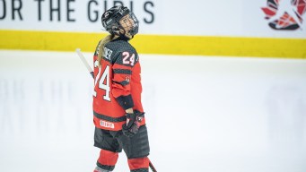 Natalie Spooner regarde le tableau indicateur.