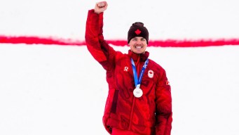 Mikaël Kingsbury sur le podium olympique.