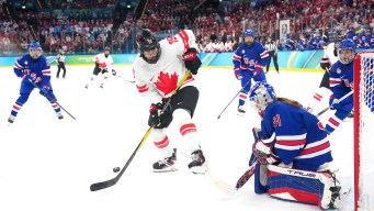 Brianne Jenner en action en hockey sur glace.