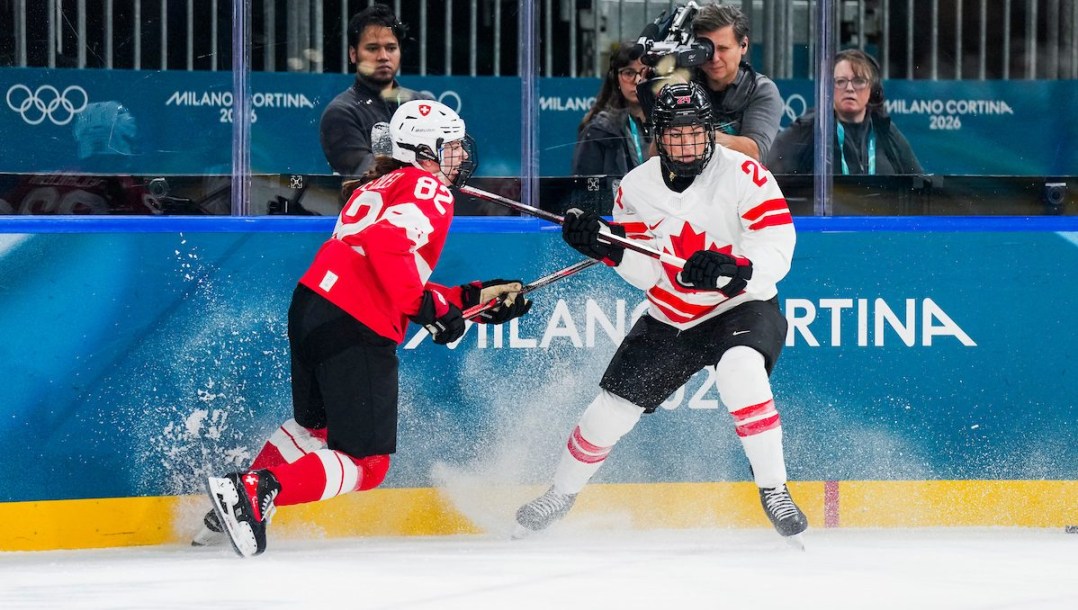Natalie Spooner en action en hockey sur glace.