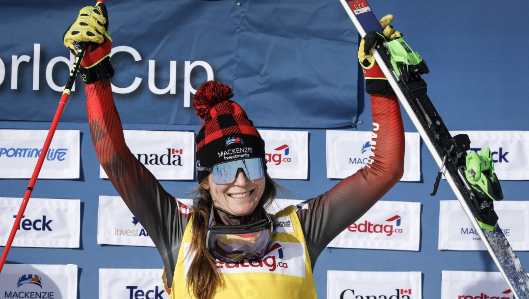 Brittany Phelan célèbre sur le podium.