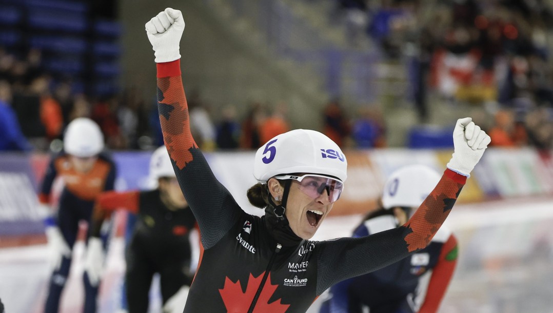 Ivanie Blondin lève les bras apr;ès une course.