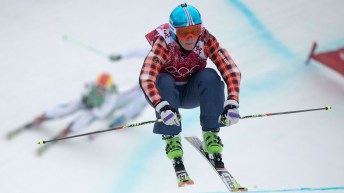 Une athlète de ski cross en action