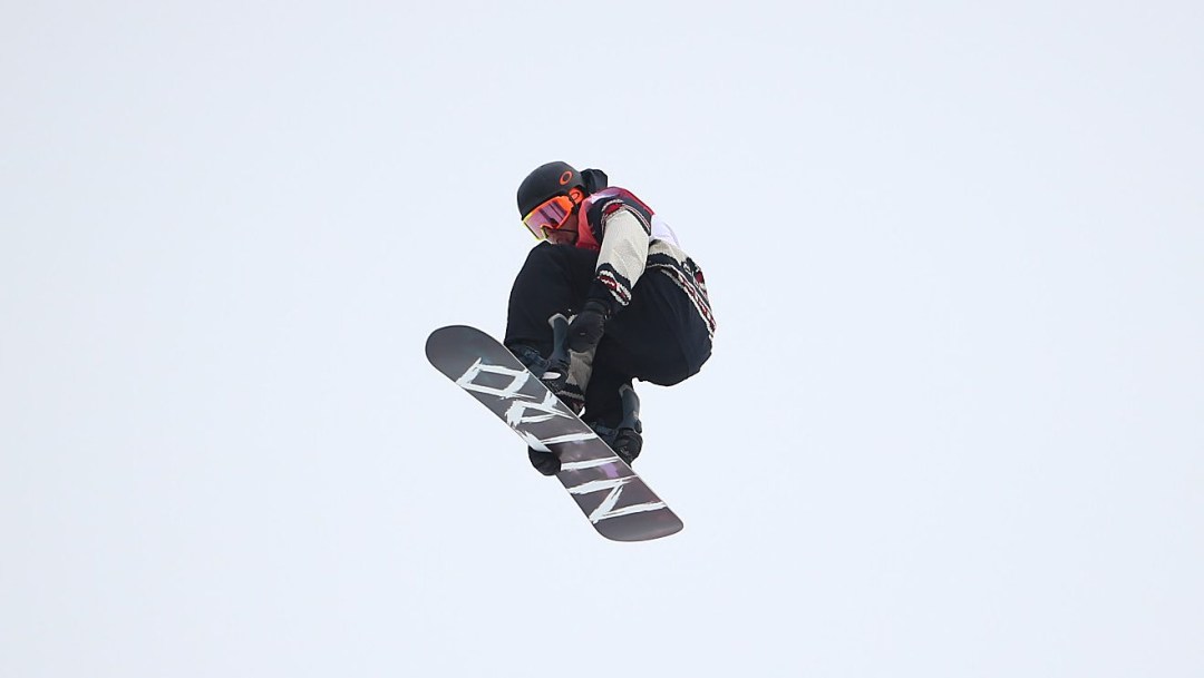 Un athlète de snowboard effectue un saut
