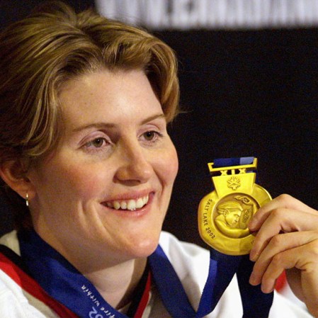 Hayley Wickenheiser montre sa médaille d'or olympique lors d'une conférence de presse à Calgary le mercredi 27 février 2002. (Photo PC / Jeff McIntosh)