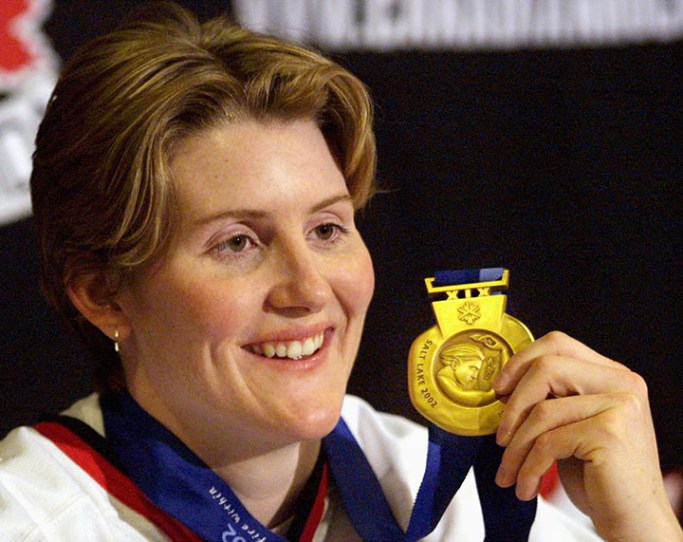 Hayley Wickenheiser montre sa médaille d'or olympique lors d'une conférence de presse à Calgary le mercredi 27 février 2002. (Photo PC / Jeff McIntosh)