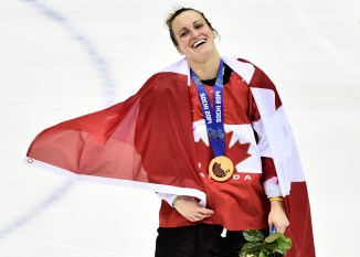 Marie-Philip Poulin célèbre la médaille d'or en hockey sur glace d'Équipe Canada aux Jeux olympiques de Sochi 2014.
