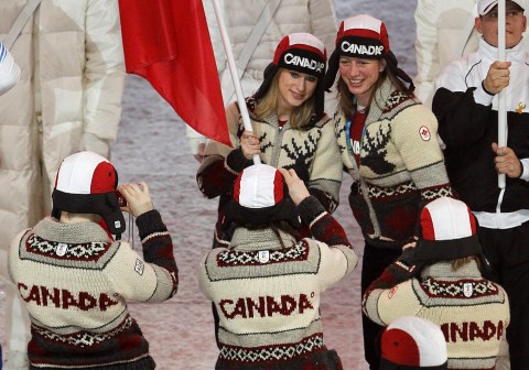 Becky Kellar, de l'équipe canadienne de hockey féminin qui a remporté l'or, prend sa photo avec la médaillée de bronze en patinage artistique Joannie Rochette, à gauche, lors de la cérémonie de clôture des Jeux olympiques d'hiver de 2010 le dimanche 28 février 2010 à la C.-B. Place à Vancouver. LA PRESSE CANADIENNE / Nathan Denette