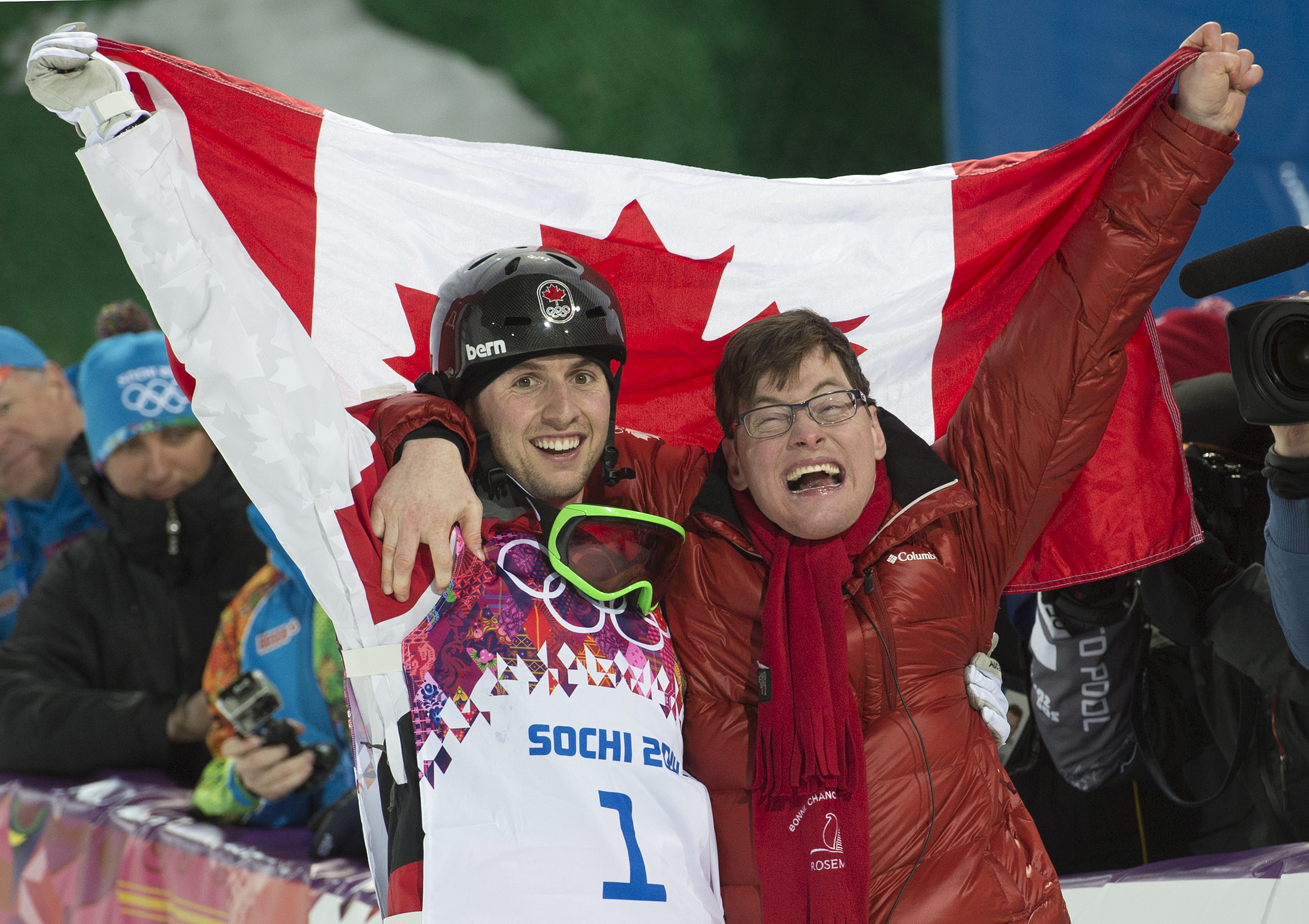 Alex Bilodeau et son frère tiennent le drapeau canadien