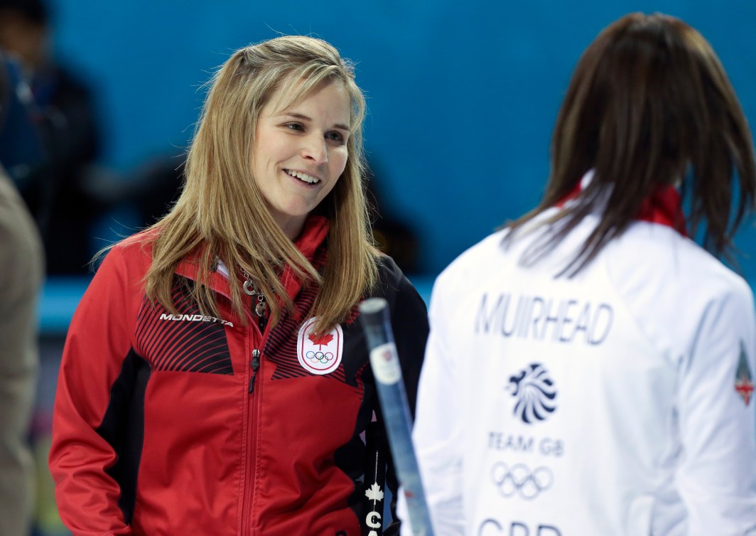 Jennifer Jones souris lors d'un match.