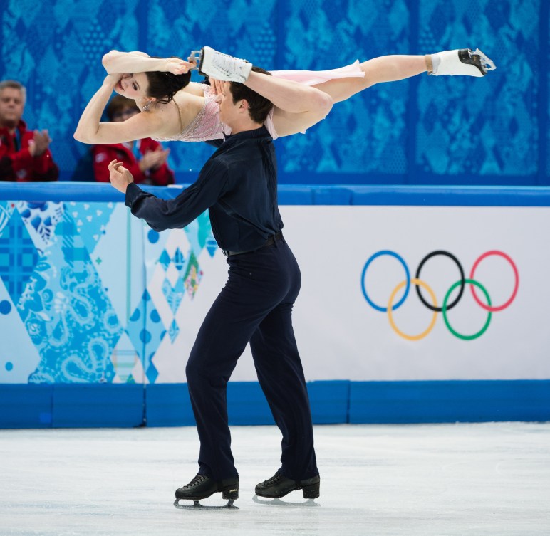 Tessa Virtue et Scott Moir en prestation sur la glace. 