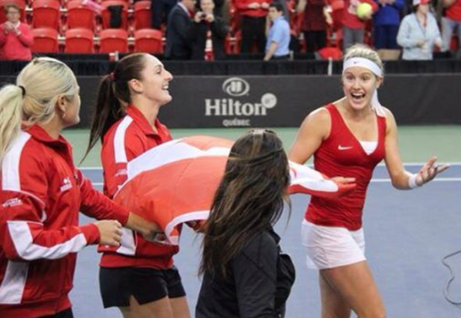 L'équipe canadienne célèbre sa victoire en Fed Cup à Québec (Photo: Steve Boudreau)