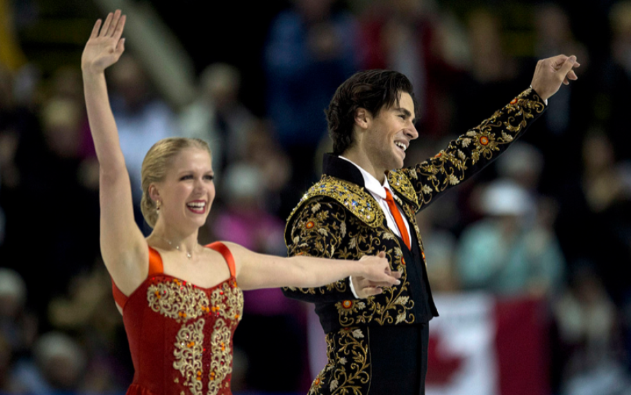 Capture d’écran 2014-11-04 à 11.20.12 AM Kaitlyn Weaver et Andrew Poje saluent la foule après leur programme court.
