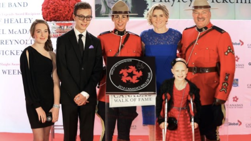 Quintuple médaillée olympique (quadruple championne), Hayley Wickenheiser était sur place pour recevoir son étoile accompagnée de membres de sa famille et d'une invitée spéciale âgée de 10 ans, Grace. | Photo: canadaswalkoffame.com