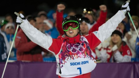 BilodeauStory1 Alexandre Bilodeau célèbre après avoir complété la dernière descente olympique de sa carrière.