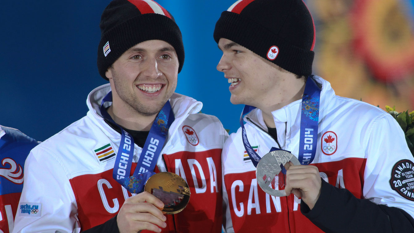 Alex Bilodeau et Mikaël Kingsbury sur le podium à Sotchi.