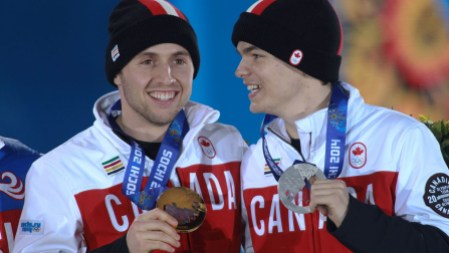 Alex Bilodeau et Mikaël Kingsbury sur le podium à Sotchi.