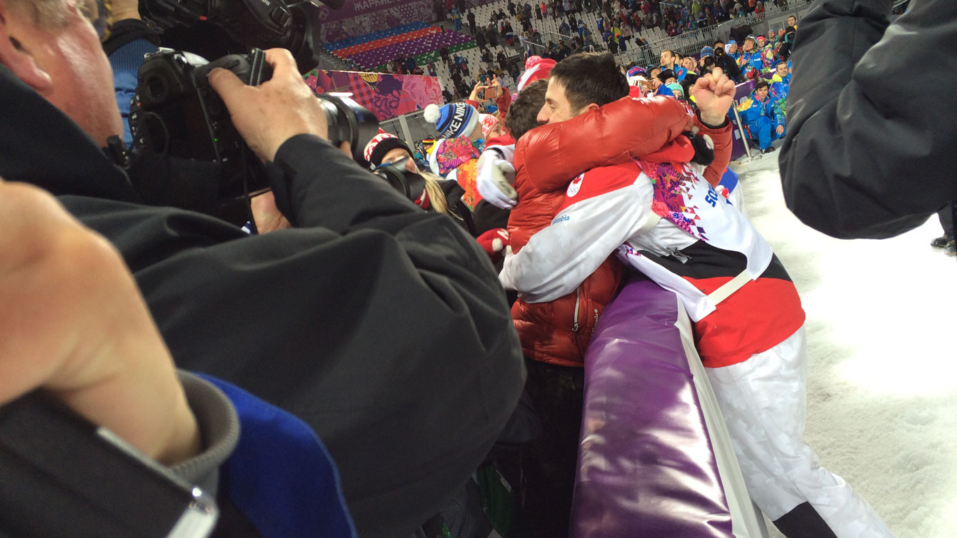 Alexandre Bilodeau saute dans les bras de son frère Frédéric après avoir décroché l'or à Sotchi.