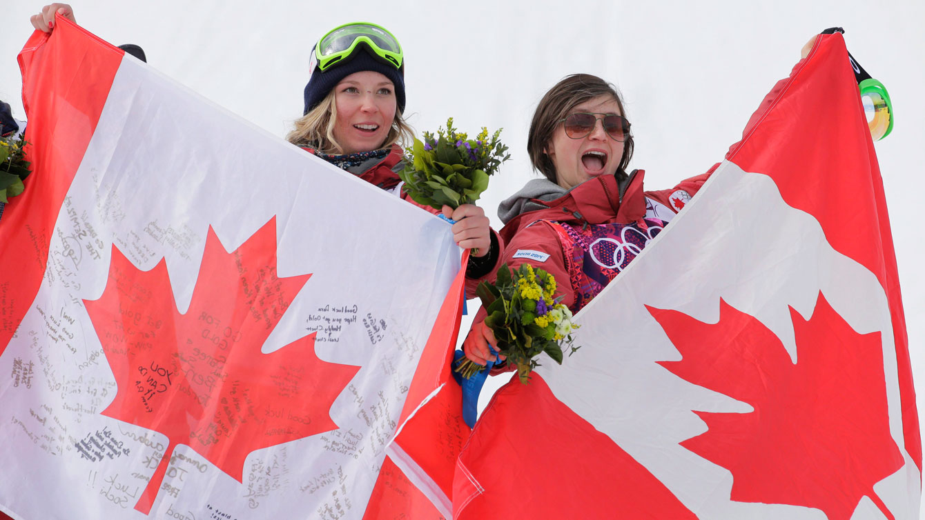 Dara Howell (G) et Kim Lamarre sur le podium à Sotchi. (Photo PC)