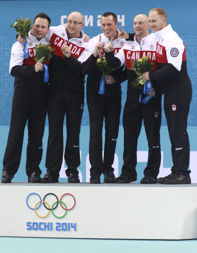 L'équipe canadienne de curling masculin lors de la cérémonie des fleurs aux Jeux olympiques de Sotchi.