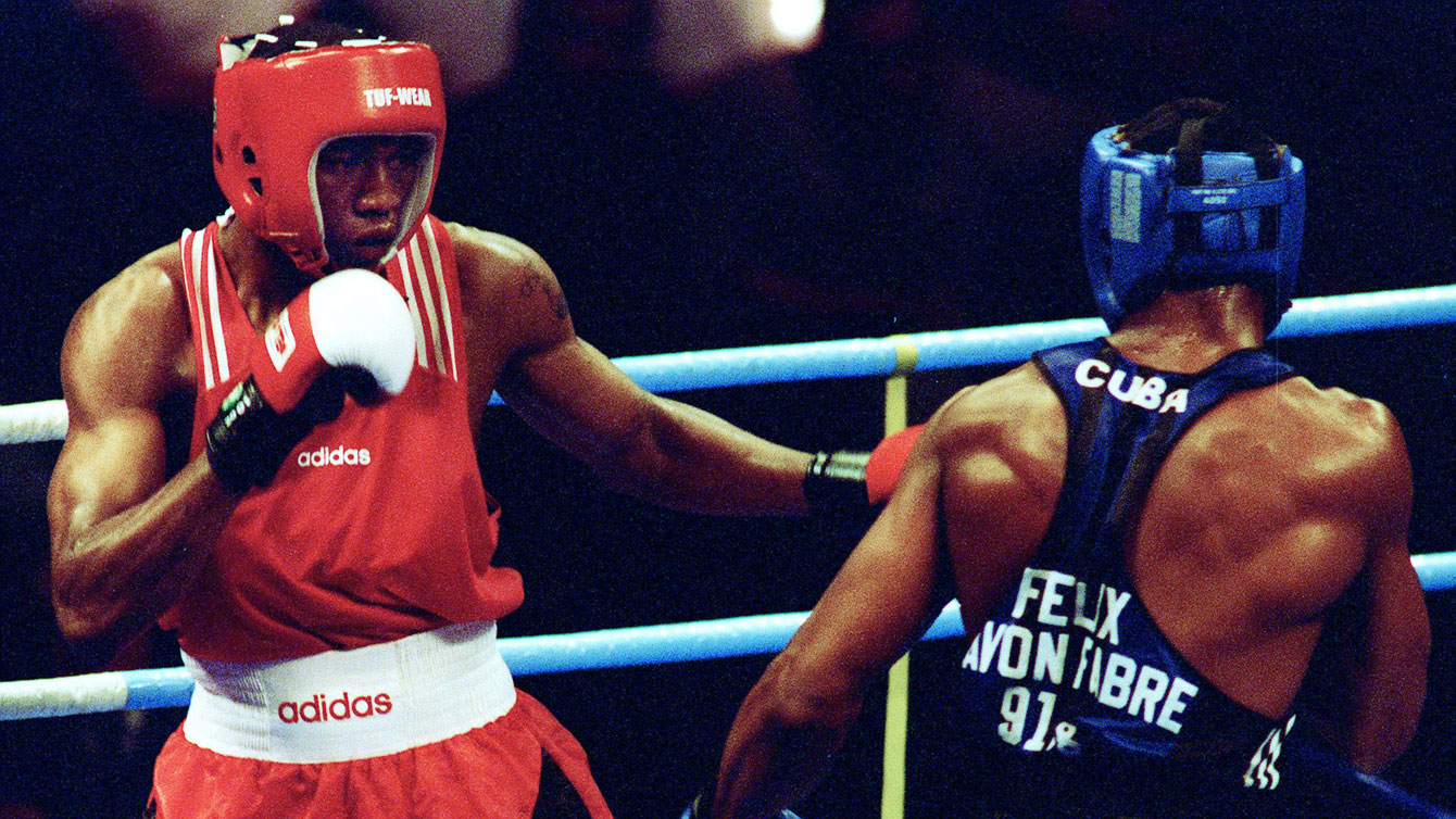 Deux boxeurs pendant un combat.