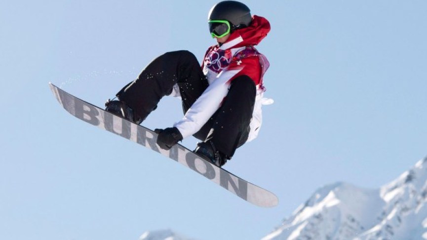 Mark McMorris prend son envol aux Jeux olympiques de Sotchi, le 8 février 2014.