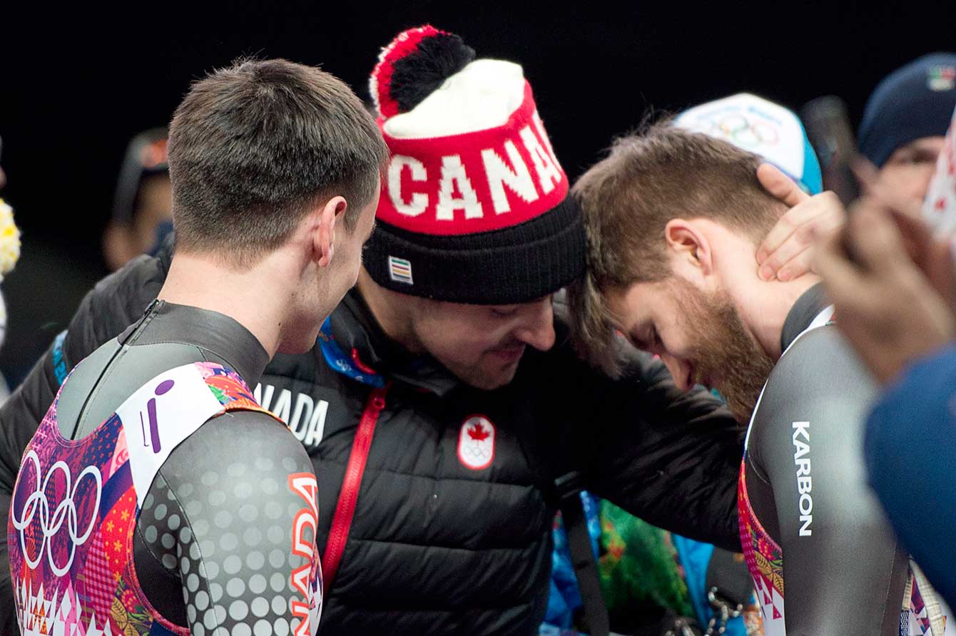 Sam Edney réconforte ses coéquipers Justin Snith (G) et Tristan Walker.