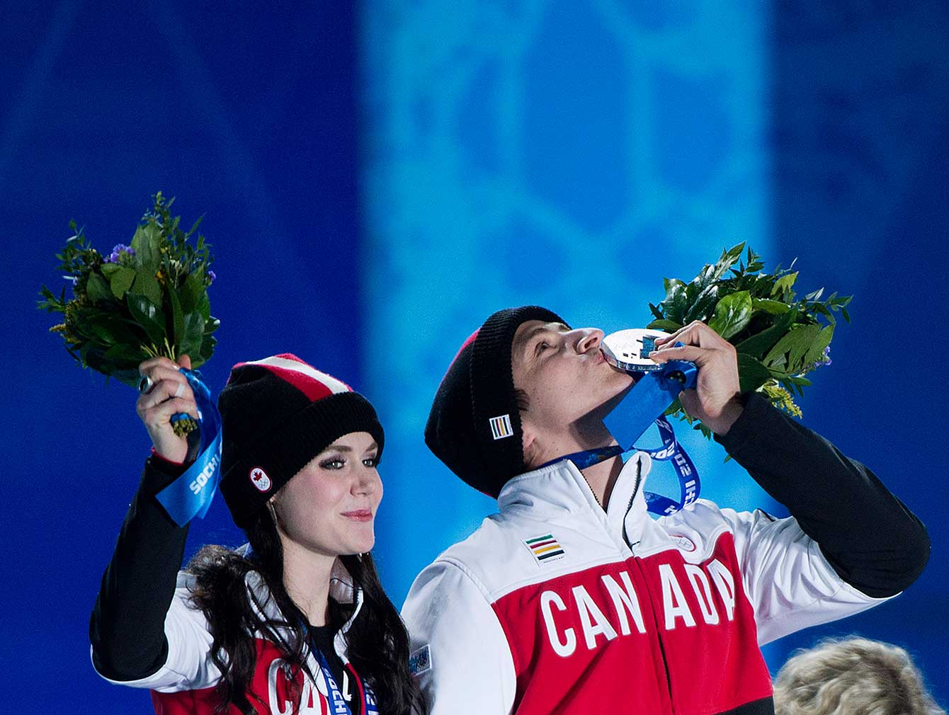 Tessa Virtue et Scott Moir célèbrent leur médaille d'argent. (Sotchi)