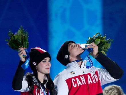 Tessa Virtue et Scott Moir célèbrent leur médaille d'argent. (Sotchi)