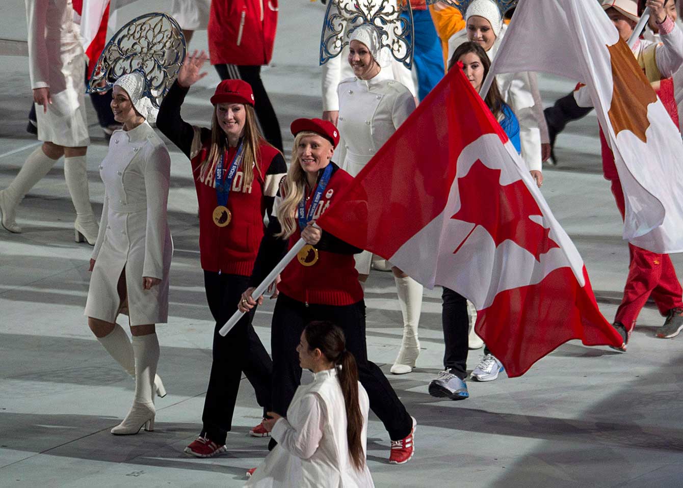 Heather Moyse (à gauche) et Kaillie Humphries (à droite) ont été sélectionnées pour être les porteuses du drapeau canadien à la cérémonie de clôture.
