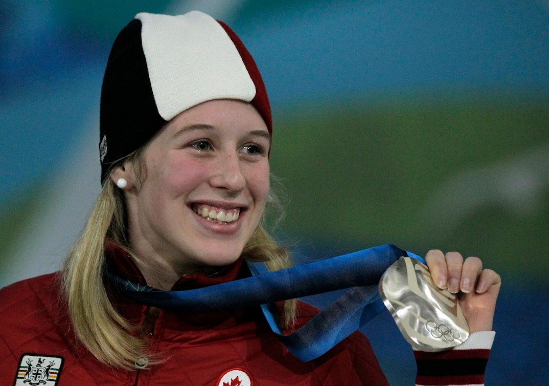 Marianne St-Gelais avec sa médaille olympique d'argent.