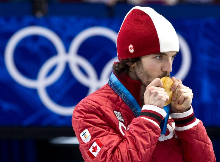 Charles Hamelin embrasse sa médaille après avoir remporté la finale du 500 mètres sur courte piste, le vendredi 26 février 2010 aux Jeux olympiques d'hiver de Vancouver. LA PRESSE CANADIENNE / Paul Chiasson