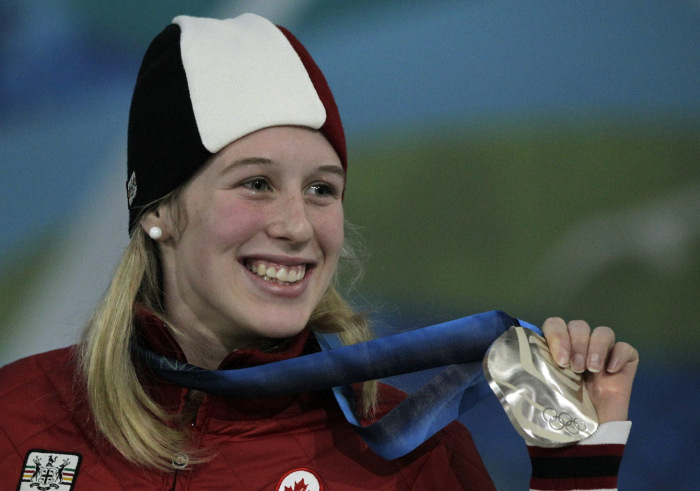 Marianne St-Gelais montre sa médaille d'argent à Vancouver 2010
