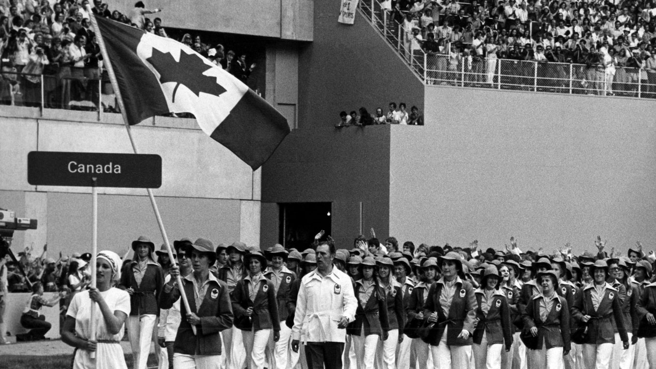 Abby Hoffman porte le drapeau du Canada au Stade olympique de Montréal en 1976.