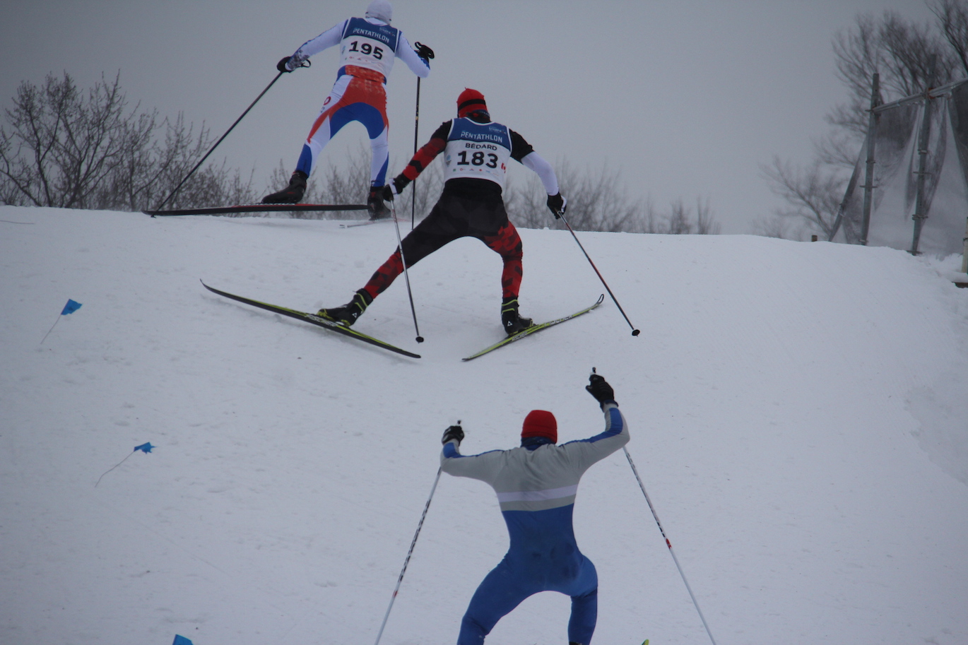 Le début abrupte de l'épreuve de ski.