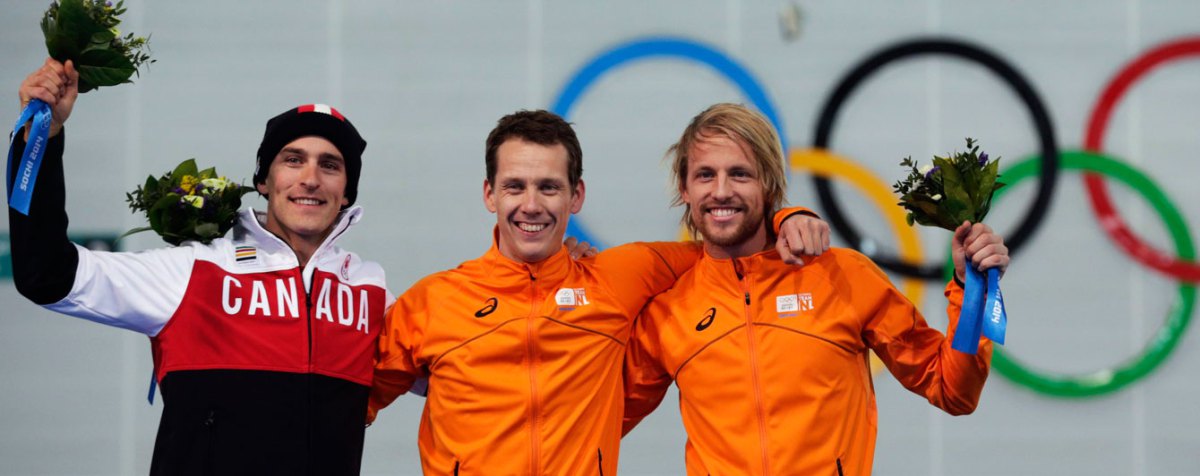 Morrison sur le podium du 1000 mètres après avoir mis la main sur la médaille d'argent.