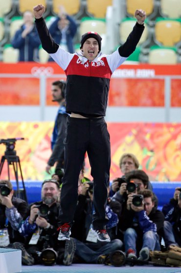 Denny Morrison saute de joie avant la remise des médailles, après avoir gagné l'argent au 1000 m à Sotchi.
