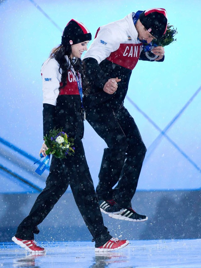 Tessa Virtue et Scott Moir célèbrent leur médaille d'argent. (Sotchi)