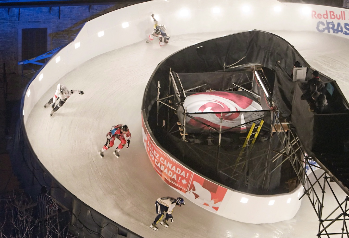 Chaque course de patinage extrême comporte des obstacles uniques, tels que ce tournant en boucle. (Source : Presse canadienne)