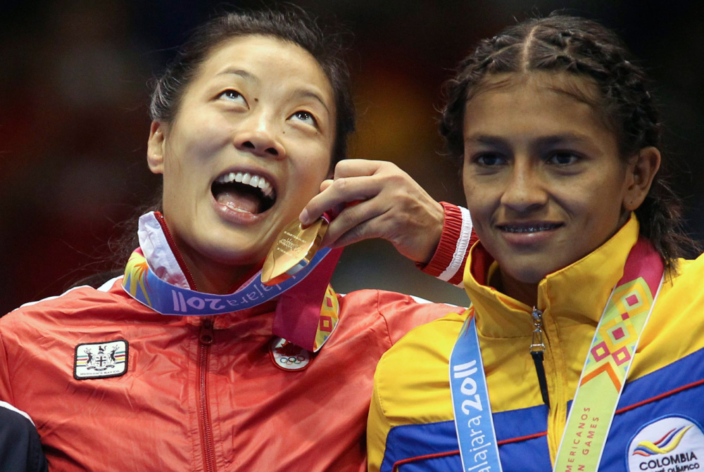 La lutteuse canadienne Carol Huynh (G) avec sa médaille d'or.