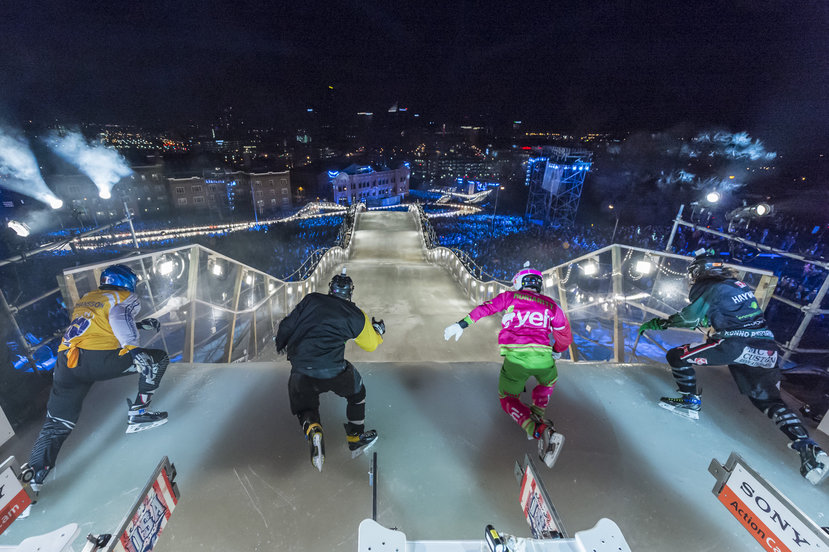 Patineurs à la sortie des portes de départ lors de la course tenue en 2015 à Saint-Paul, au Minnesota. (Source : Ryan Taylor/Red Bull Content Pool)