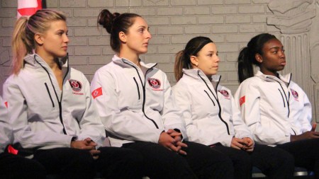 L'équipe canadienne (de gauche à droite): Eugenie Bouchard, Gabriela Dabrowski, Sharon Fischman et Francoise Abanda lors du tirage au sort de la Coupe Fed. 17 avril 2015.