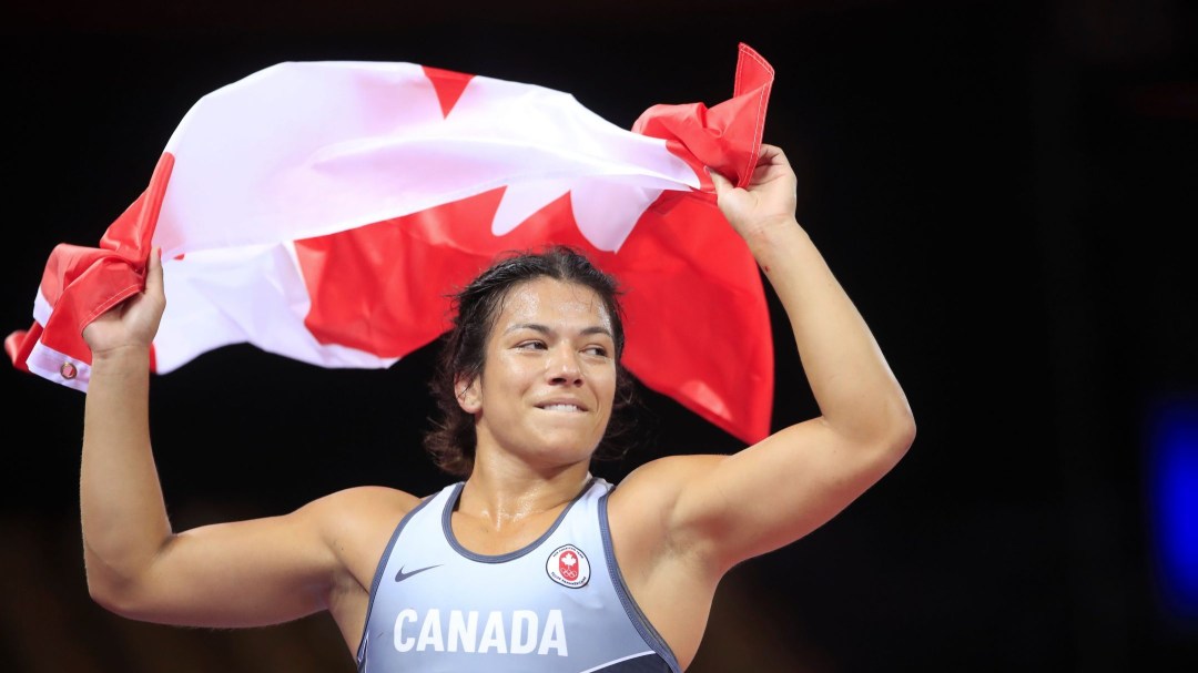 Justina Di Stasio brandit le drapeau du Canada.