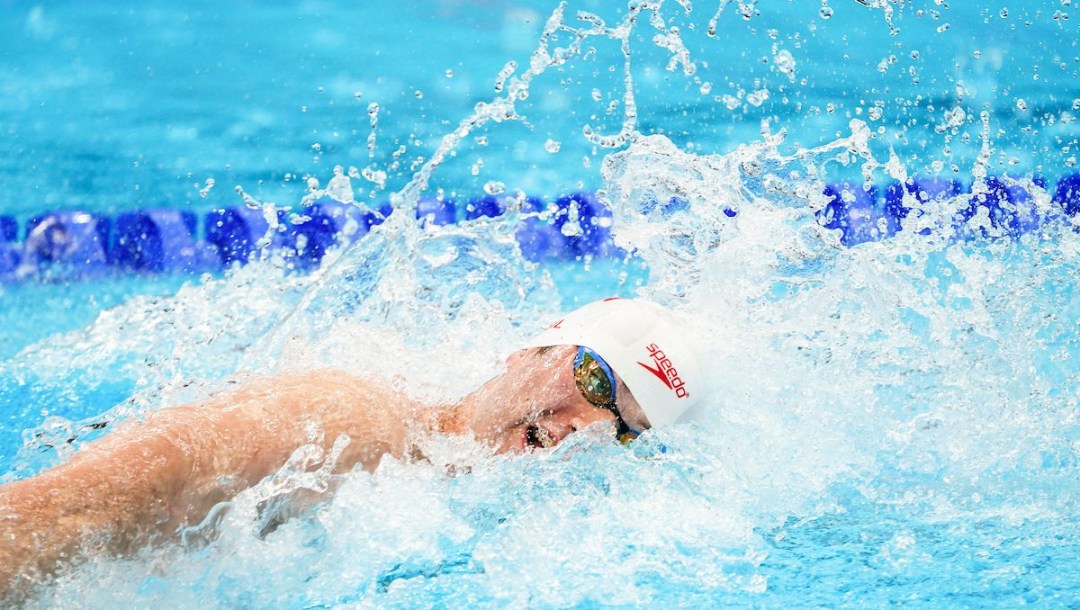 Yuri Kisil en train de nager.