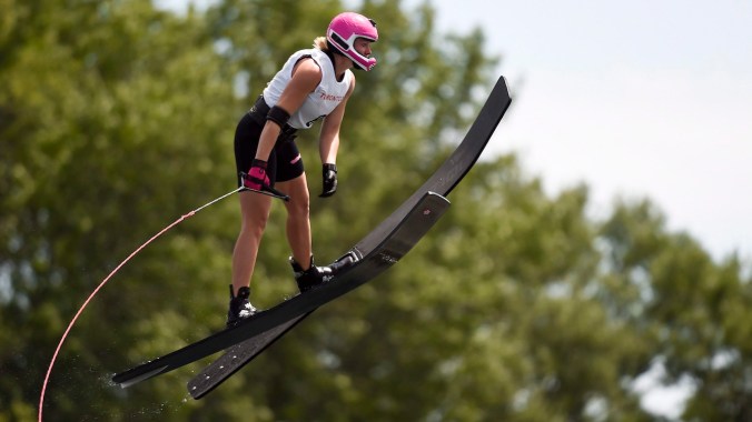 Whitney McClintock est la grande gagnante du concours général des femmes en ski et planche nautique