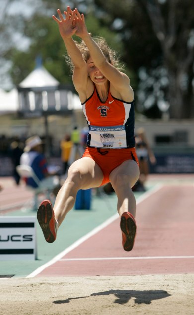 Jillian Drouin sauté à l’épreuve de saut en longueur à l’heptathlon aux Championnats d’athlétisme de la NCAA à Sacramento en 2007