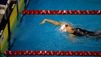 caldwell-wall La Canadienne Hilary Caldwell atteint le mur pour remporter le 200 m dos chez les femmes.